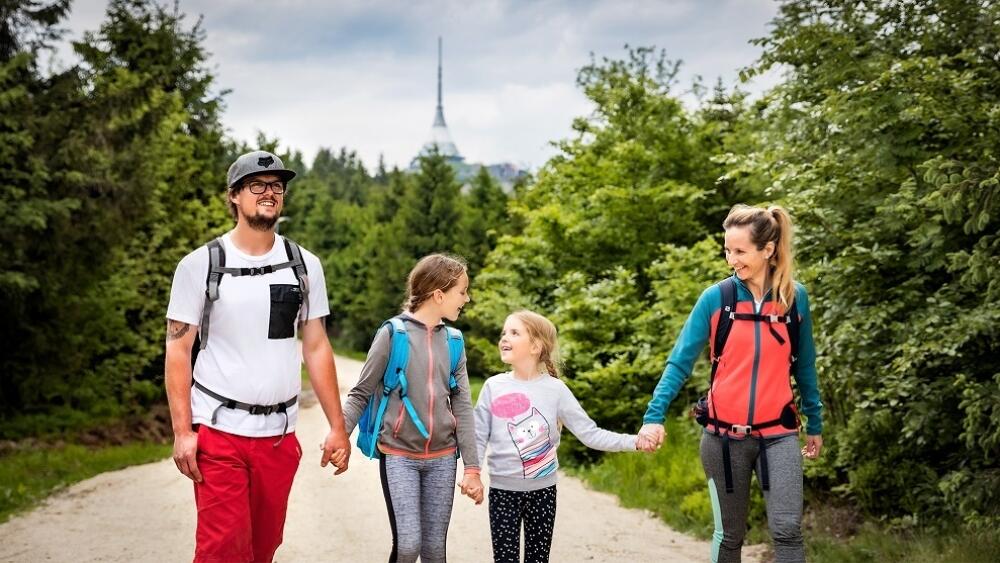Rodinné výlety mají nový cíl - ovečky na Skalce